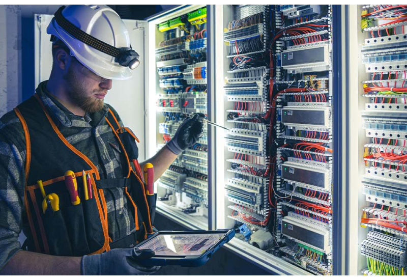 Kayra Göktürk Mühendislik, pano imalatı ve montajı hizmetleri ile endüstriyel tesisler için güvenli ve standartlara uygun elektrik çözümleri sunar.